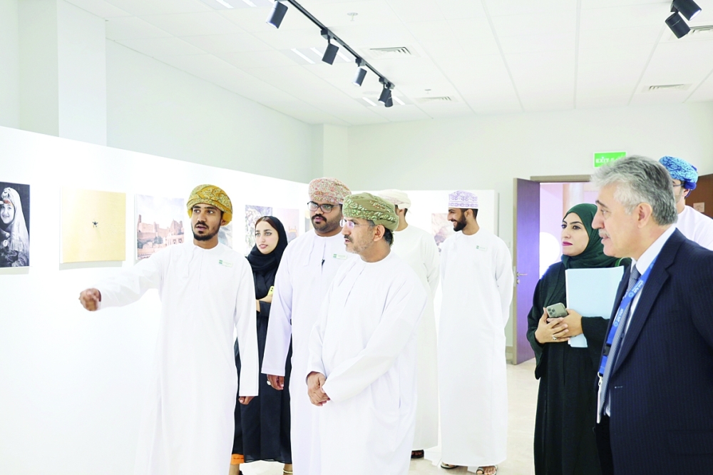 د. بخيت المهري أثناء زيارته الكلية