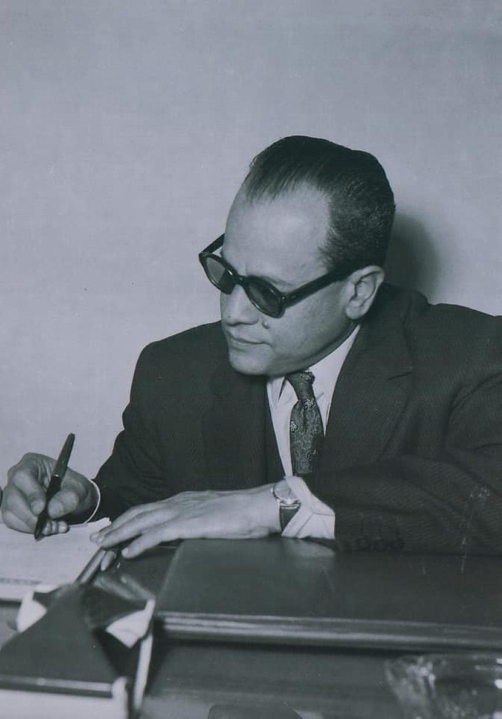 نجيب محفوظ في مكتبه الحكومي