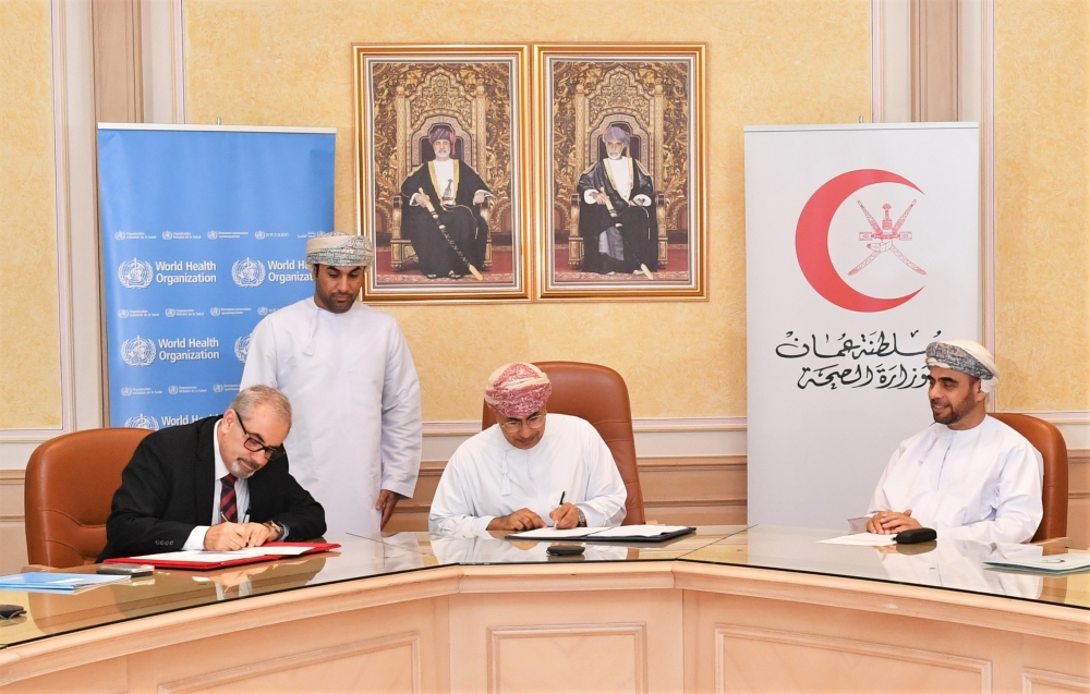 جانب من التوقيع