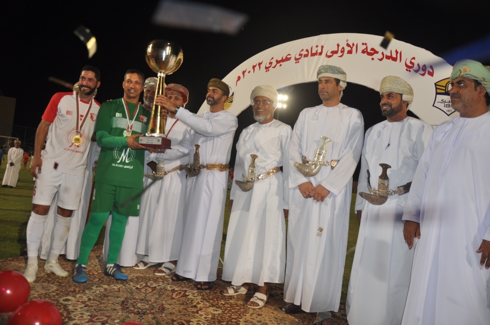 تسليم الكأس لفريق العراقي