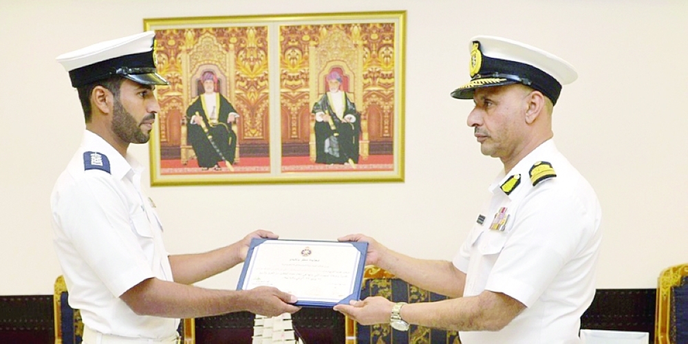 قائد البحرية يكرم الوردي
