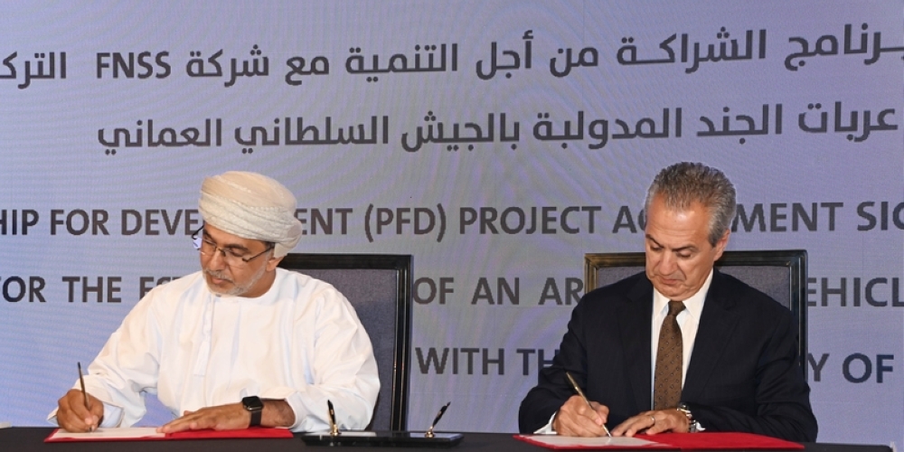 جانب من توقيع الاتفاقيات