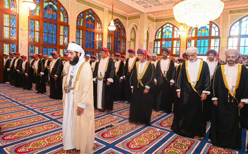 السيد فهد بن محمود يؤدي صلاة العيد