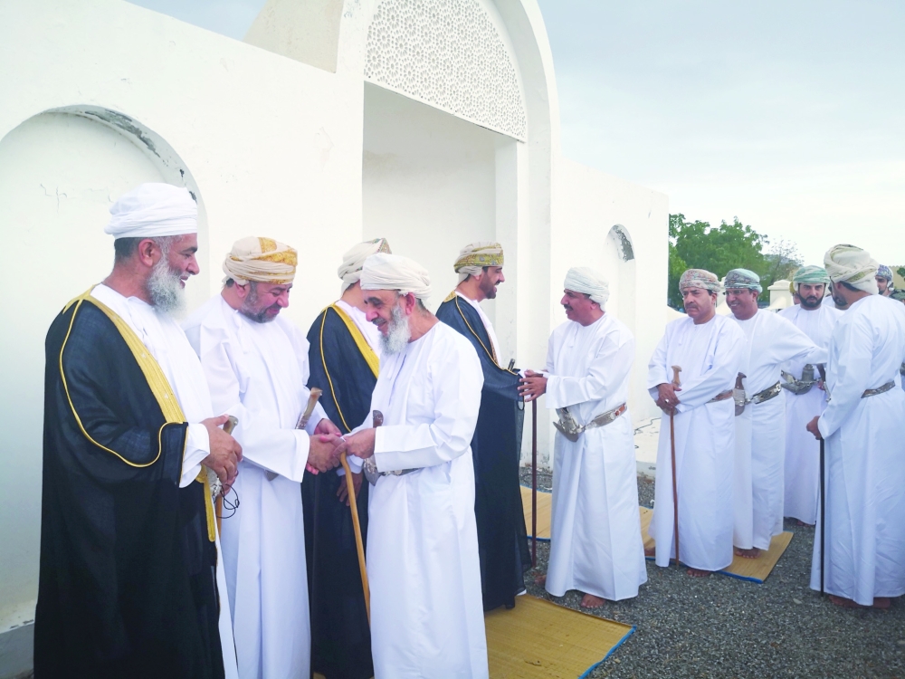 محافظ جنوب الباطنة يستقبل جموع المواطنين المهنئين بالعيد