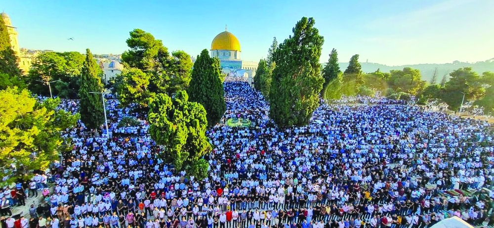 الاف الفلسطينيين يؤدون صلاة العيد في رحاب الاقصى