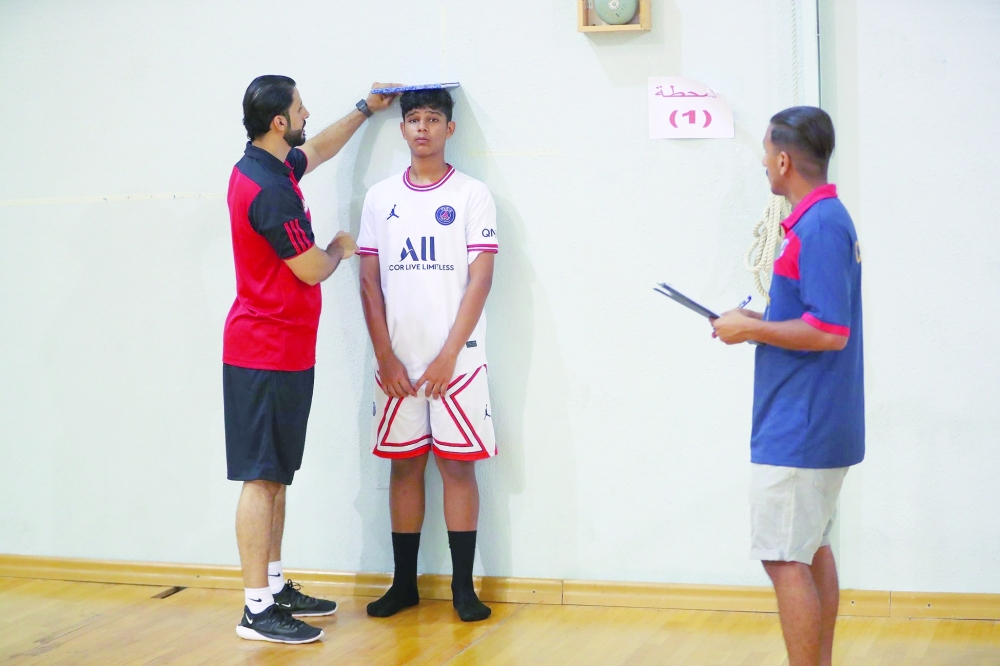 أخذ قياسات الطول لللاعبين