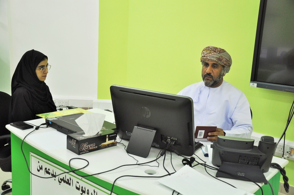 معلمة تستكمل إجراءات التعيين