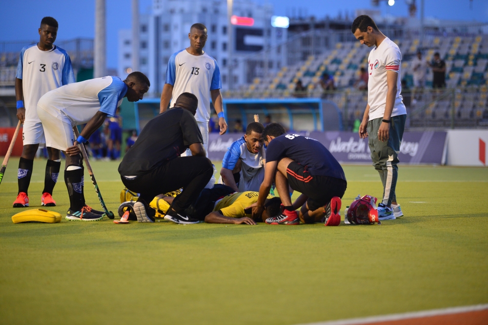 حارس فريق صلالة يتلقى العلاج بعد إصابته أثناء لقاء فريقه مع بوشر 