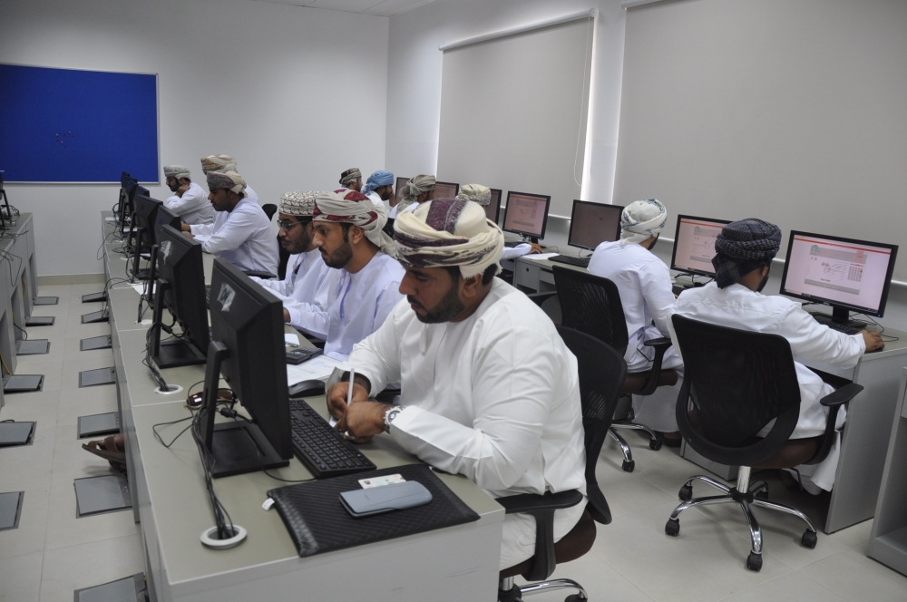المتقدمين لاختبارات الوظائف الحكومية بعبري