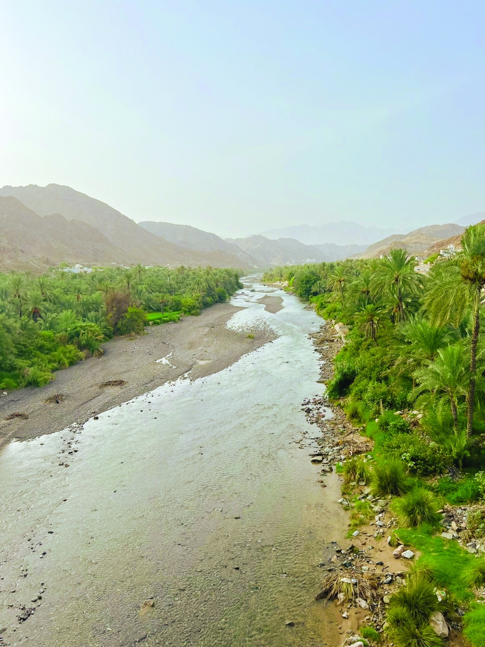 استمرار جريان وادي بني هني بولاية الرستاق نتيجة استمرار هطول الأمطار