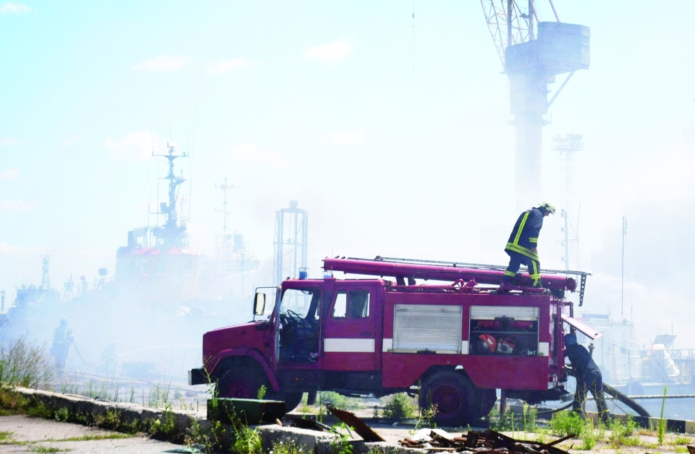 رجال الإطفاء يعملون في موقع لهجوم صاروخي روسي في ميناء أوديسا البحري، مع استمرار الهجوم الروسي على أوكرانيا، أوكرانيا