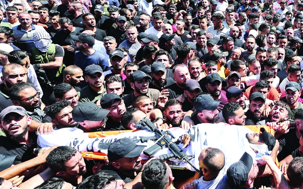 يحمل المشيعون جثمان أحد الفلسطينيين الذي استشهد في مواجهات مع القوات الاحتلال الإسرائيلية في الحي القديم من مدينة نابلس بالضفة الغربية