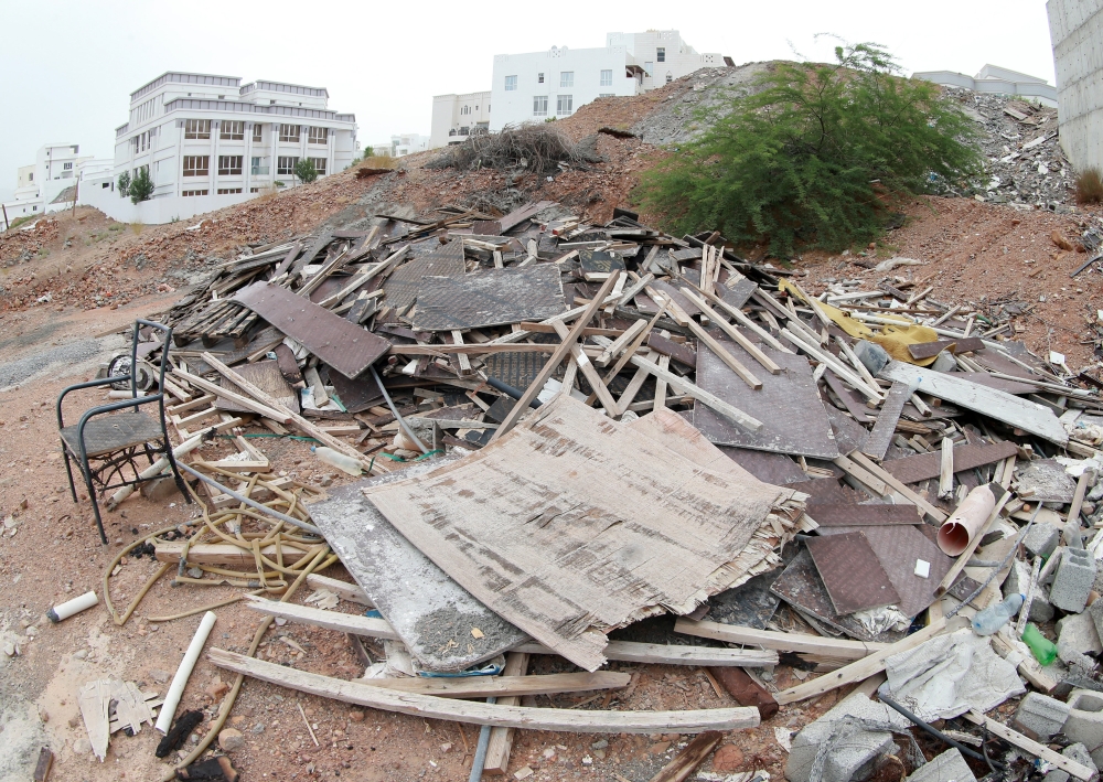 عشوائية رمي مخلفات البناء وسط الأحياء السكنية بمسقط 
