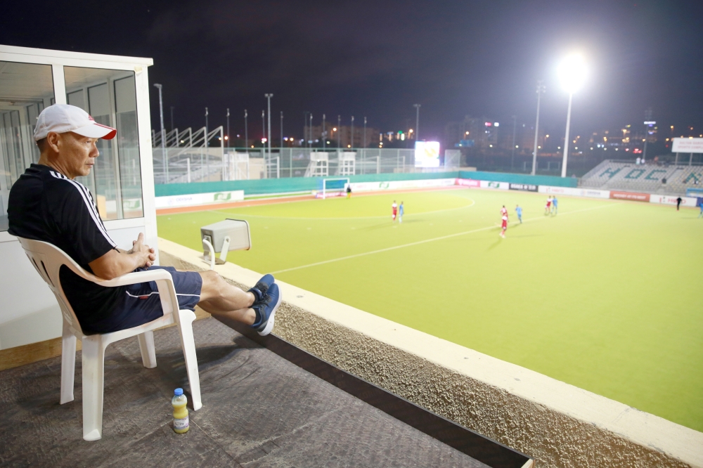 مدرب المنتخب الوطني الأول يراقب المباراة النهائية