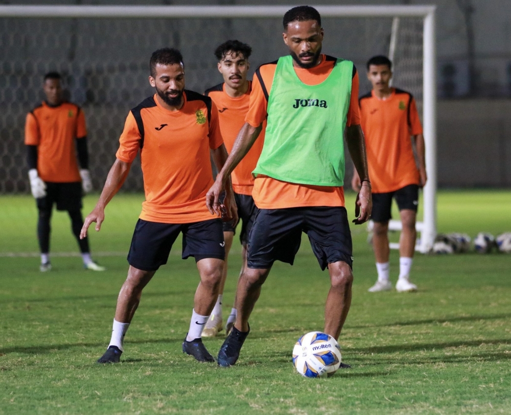 جانب من الحصص التدريبية للفريق الكروي بنادي السيب