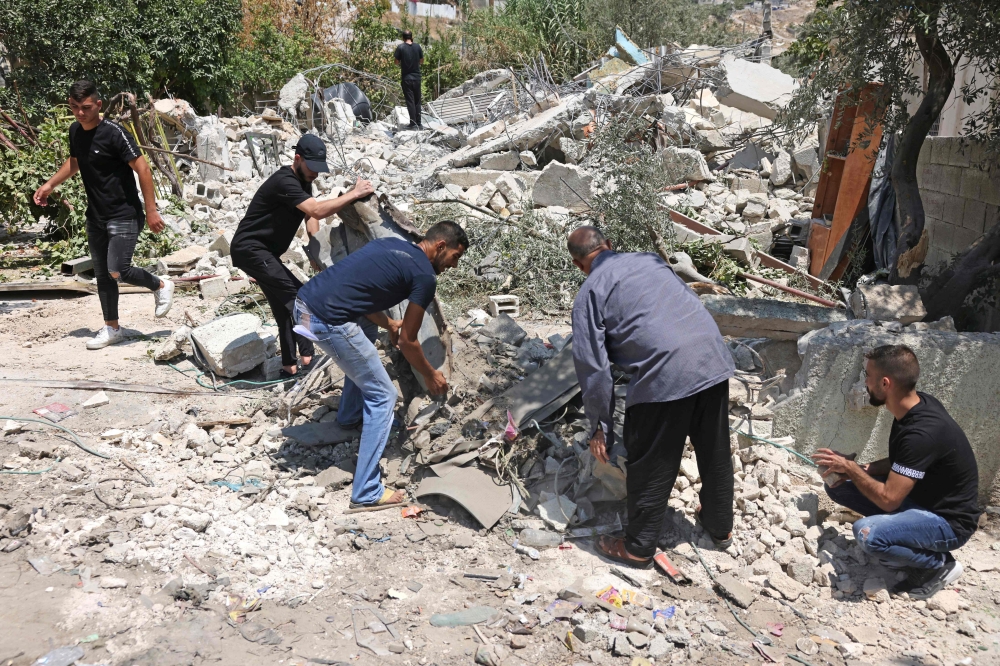 فلسطينيون من عائلة أبو سنينة يتفقدون منزلهم الذي هدمه جيش الاحتلال الاسرائيلي في حي سلوان الذي تقطنه أغلبية عربية في القدس الشرقية. أ.ف.ب