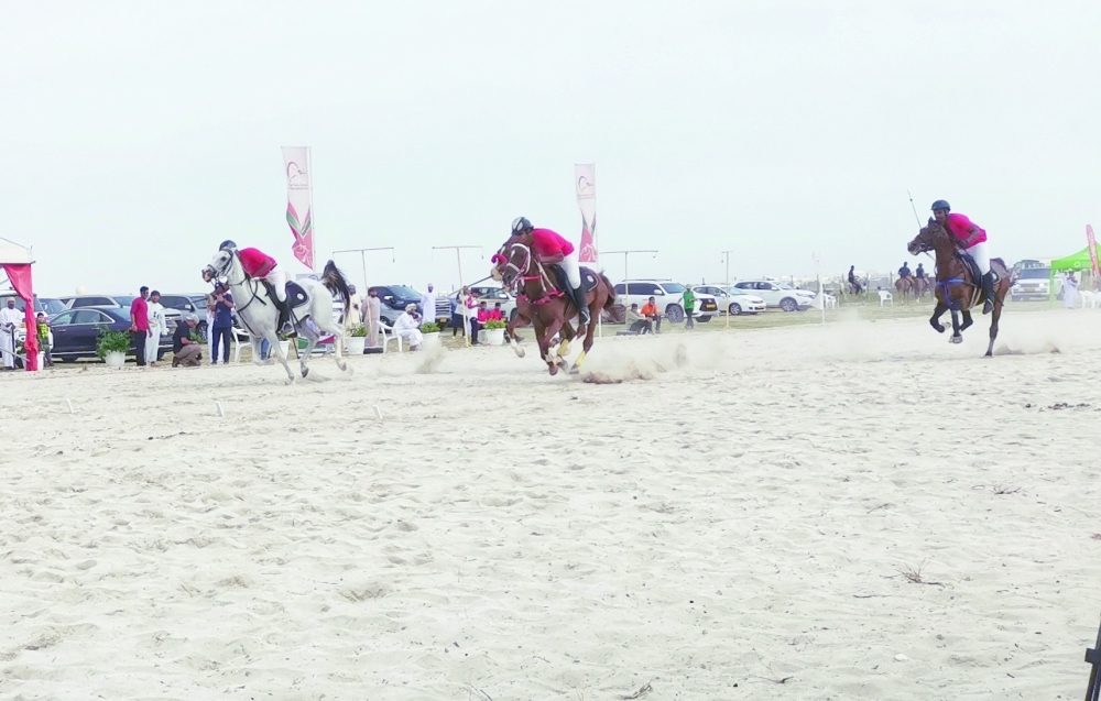 جانب منافسات التقاط الأوتاد بأسبوع الفروسية