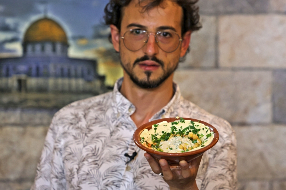 المرشد السياحي عزالدين بخاري الذي يدير جولات الطعام ودروس الطبخ في القدس 