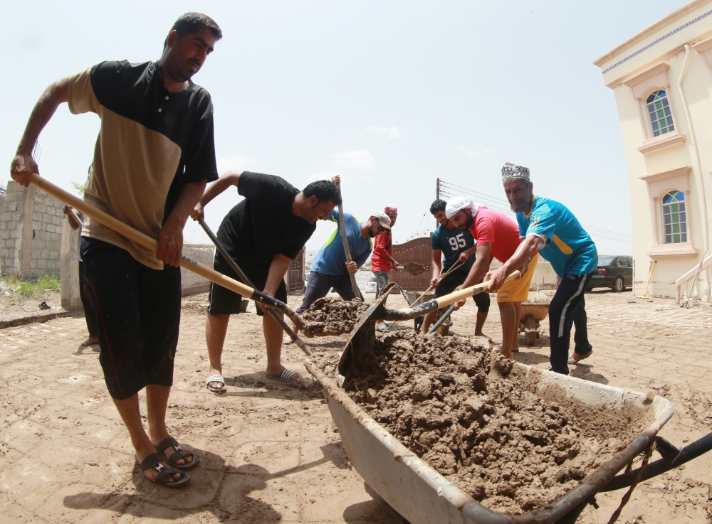 تضامن مجتمعي لإزالة مخلفات الأمطار تصوير - حسين المقبالي