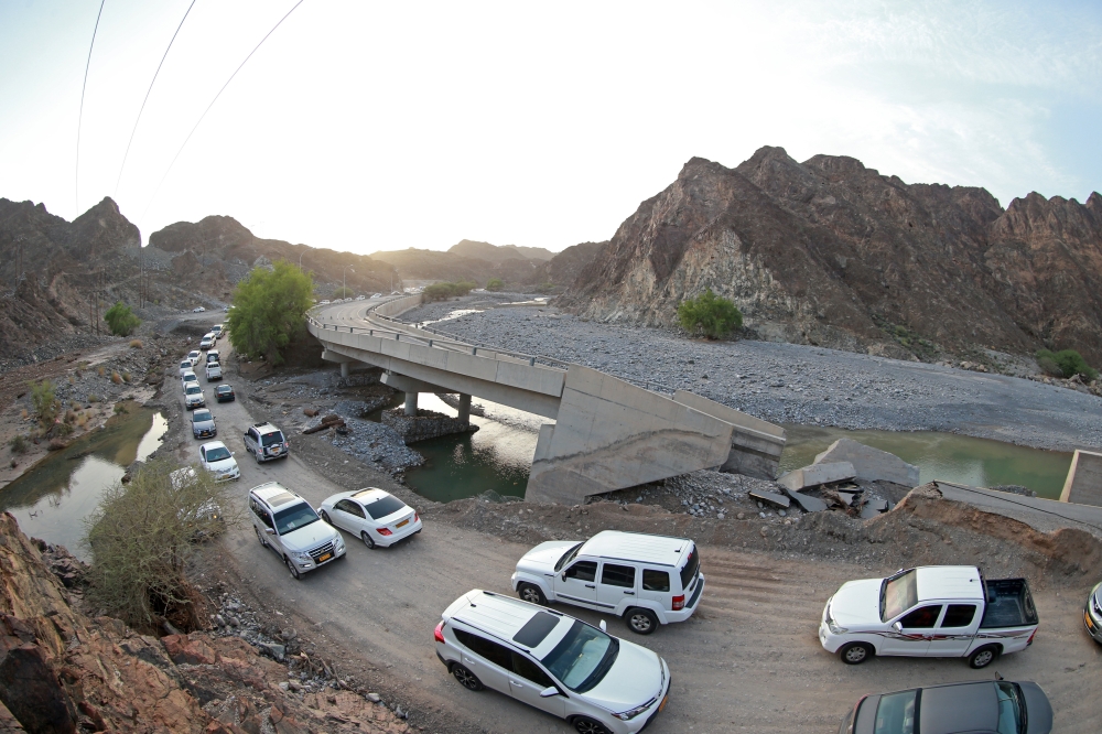 فتح طرق بديلة بين نخل والعوابي تصوير- حسين المقبالي