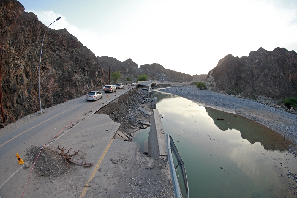 تأثر الطريق الواصل بين العوابي ونخل تصوير - حسين المقبالي