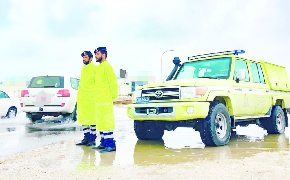 جهود مستمرة لرجال الدفاع المدني في التعامل مع الأنواء المناخية