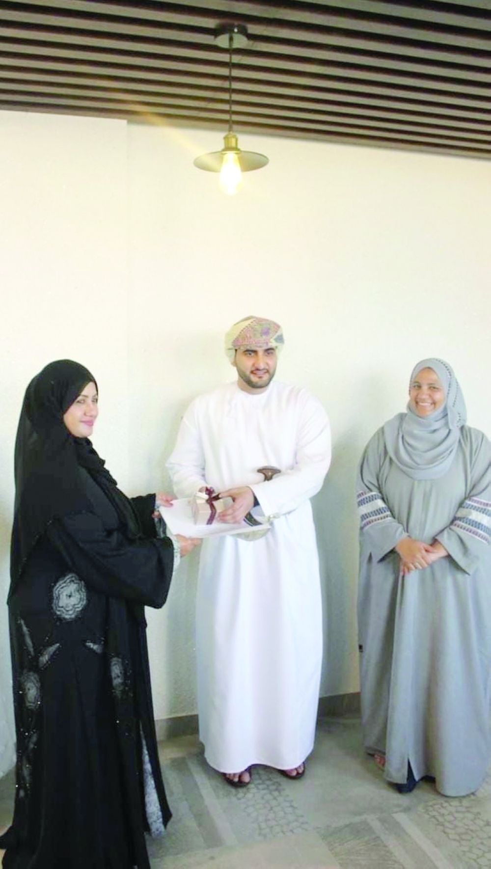 تكريم المشاركات في الدورة التدريبية لصناعة الحلي العمانية النسائية