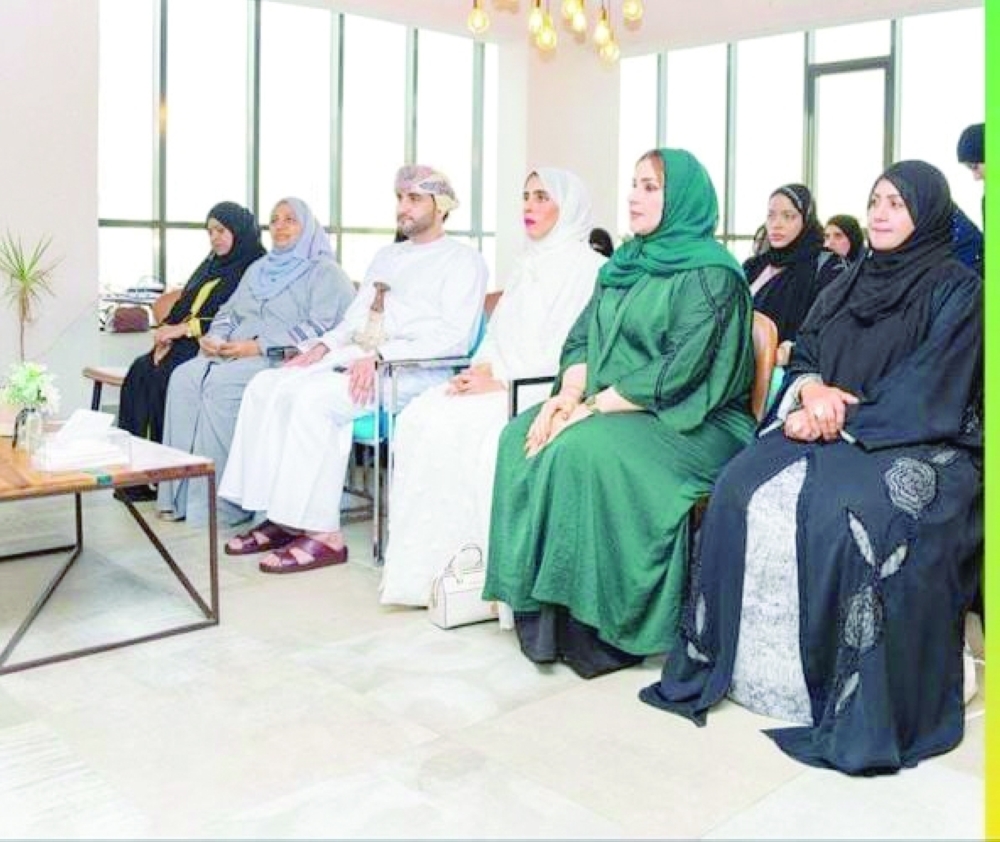 من الحضور في ختام فعالية دورة صناعة الحلي العمانية