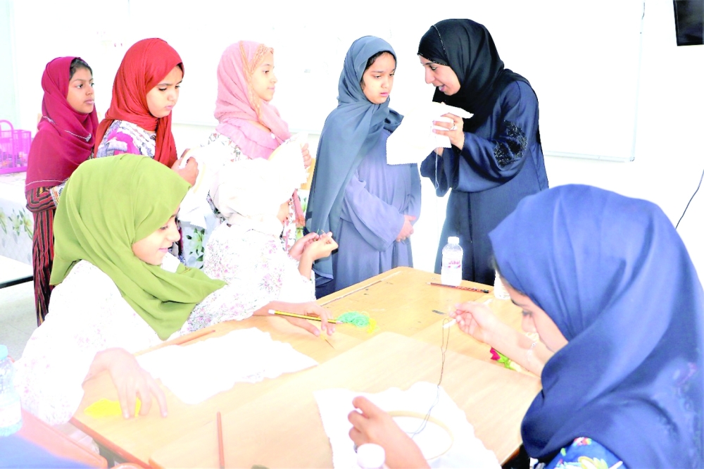 تدريب الطالبات على الحياكة