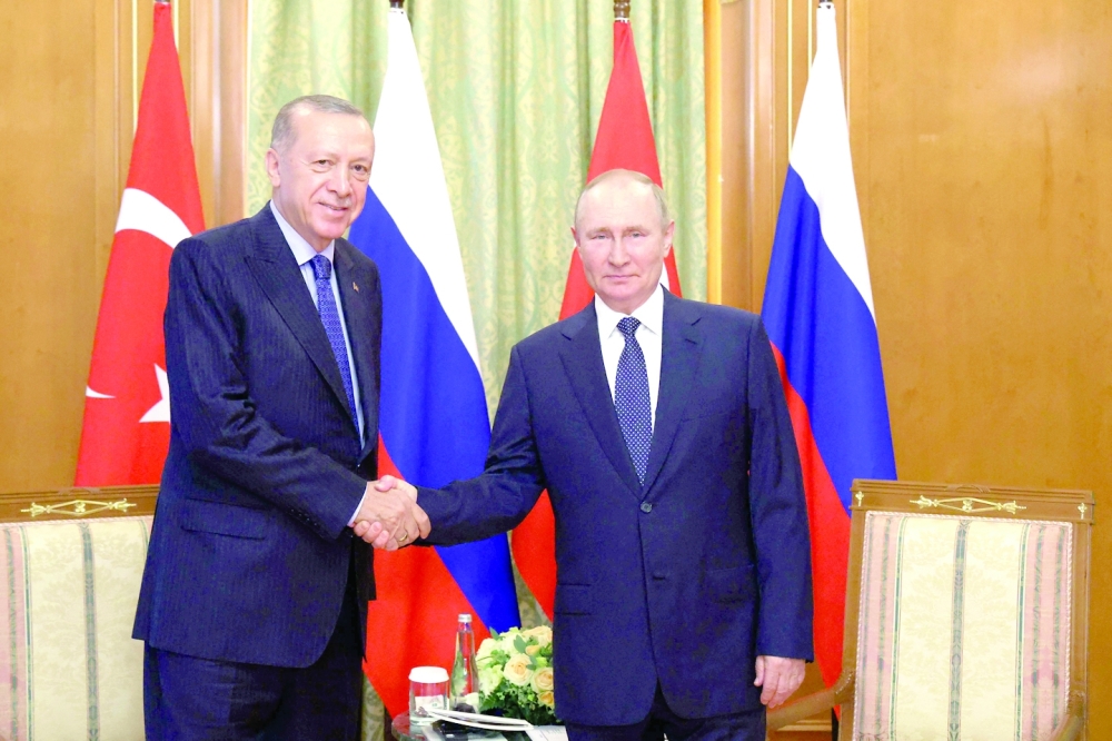 الرئيس الروسي فلاديمير بوتين يصافح الرئيس التركي رجب طيب أردوغان خلال اجتماع في سوتشي أمس. "أ ف ب"