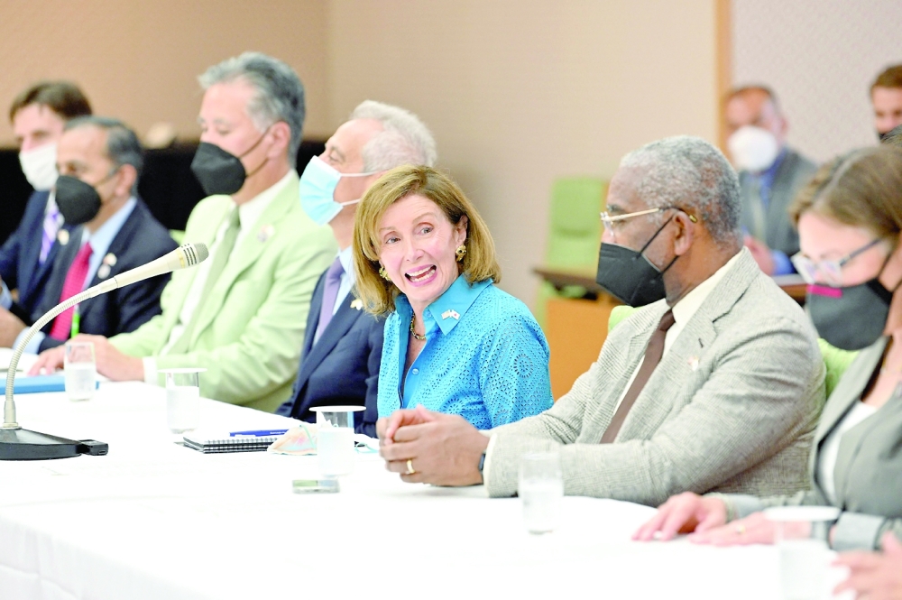 رئيسة مجلس النواب الأمريكي نانسي بيلوسي وأعضاء مجلس النواب الأمريكي يحضرون اجتماعًا مع هيرويوكي هوسودا (ليس في الصورة) ، رئيس مجلس النواب الياباني، في طوكيو أمس. "ا.ف.ب"