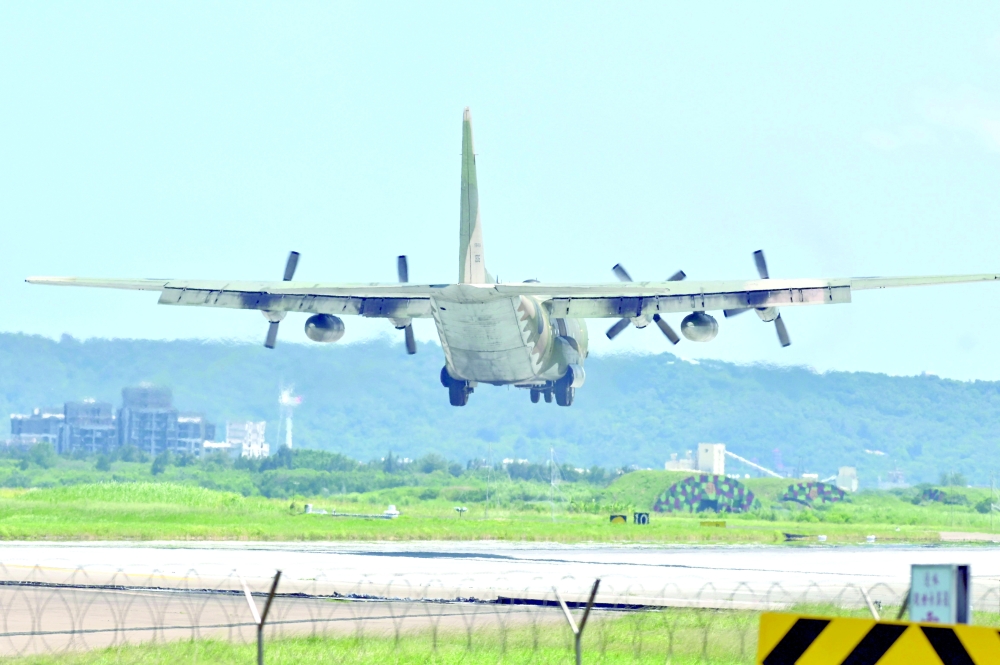 طائرة أمريكية الصنع تستعد للهبوط على مدرج في قاعدة هسينشو الجوية في تايون أمس. ومن المقرر أن تمضي الصين قدما في أكبر مناورات عسكرية على الإطلاق تطوق تايوان. "ا.ف.ب"