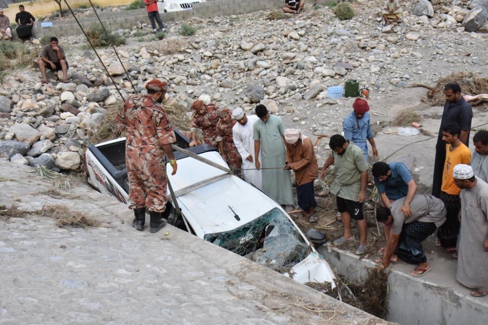 من جهود قوات السلطان المسلحة في تقديم المساعدات