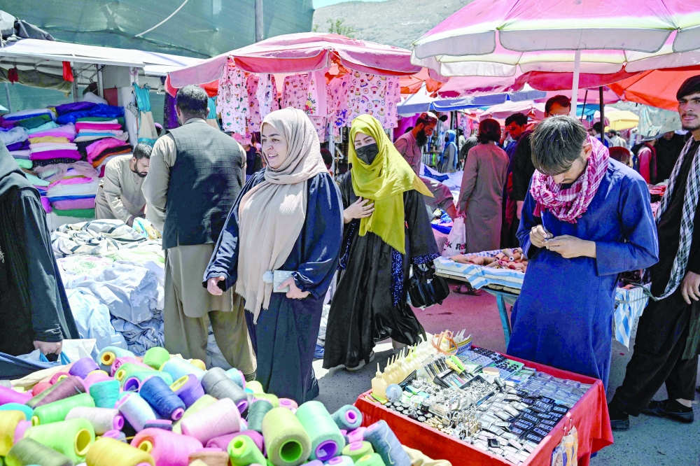 أفغانيات يرتدن سوق خارجي في كابول 