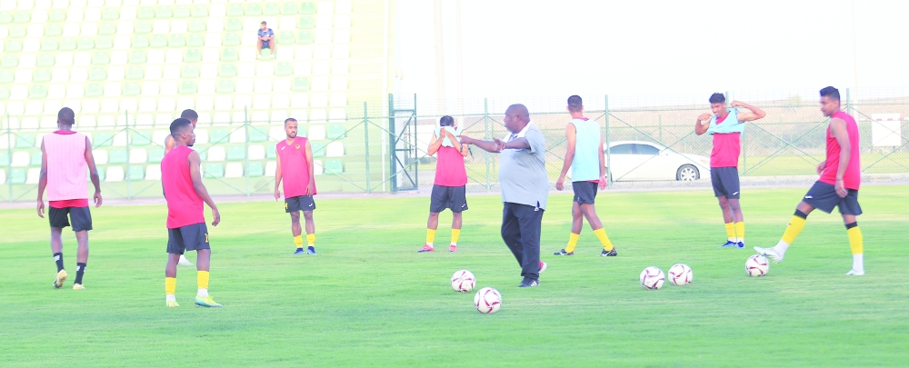 جانب من تدريبات فريق السويق