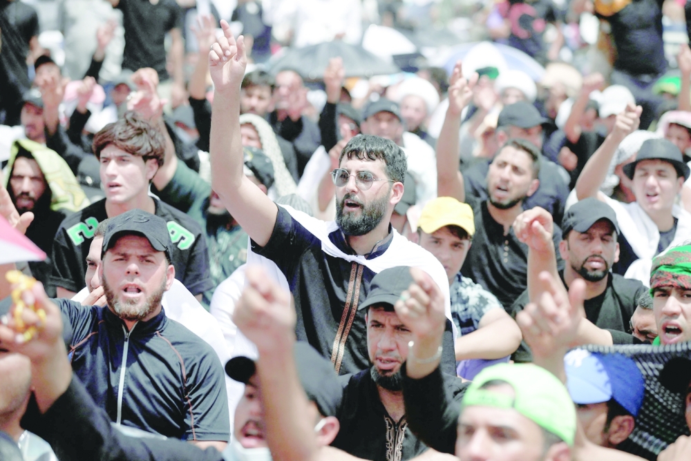 أنصار مقتدى الصدر يرددون هتافات خارج مبنى البرلمان في المنطقة الخضراء ببغداد