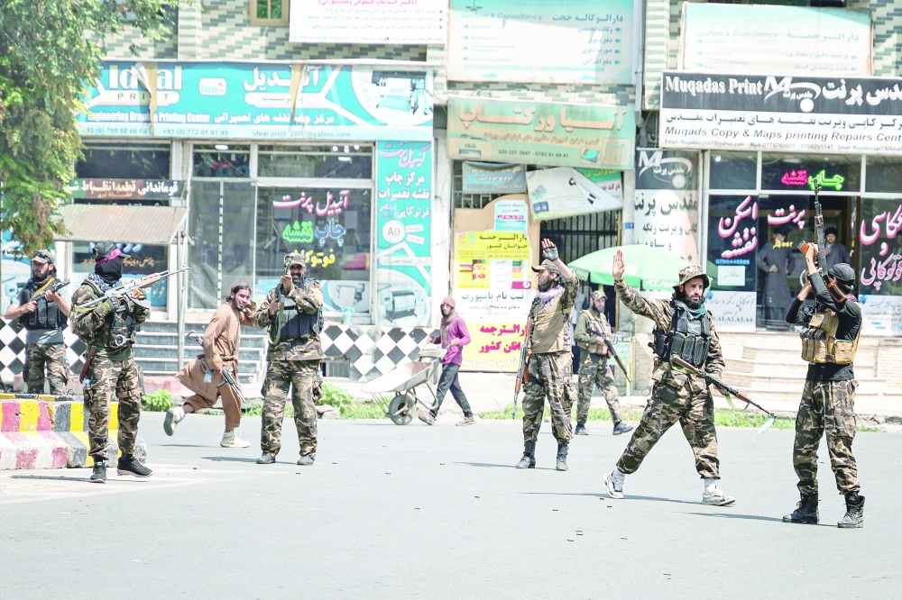 مقاتلو طالبان يطلقون النار في الهواء لتفريق المحتجات الأفغانيات في كابول