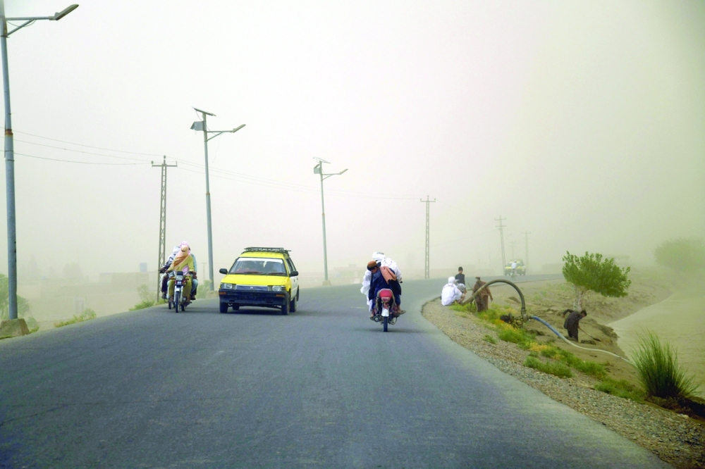 أفغانً يتنقلون وسط عاصفة في منطقة أرغنداب في قندهار