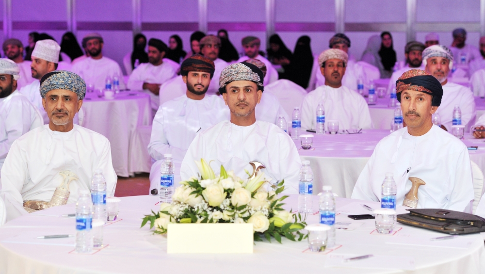 راعي المناسبة مع عدد من المسؤولين 