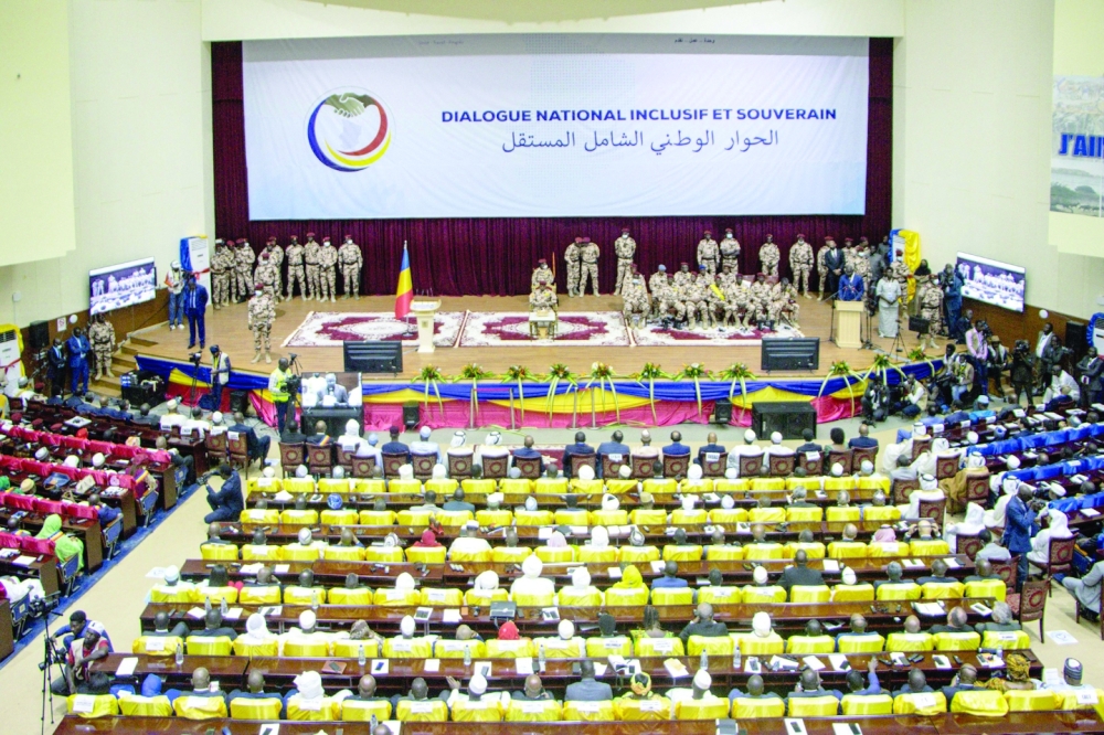 الرئيس التشادي الانتقالي محمد إدريس ديبي (وسط) اثناء افتتاحه امس الحوار الوطني الشامل في نجامينا