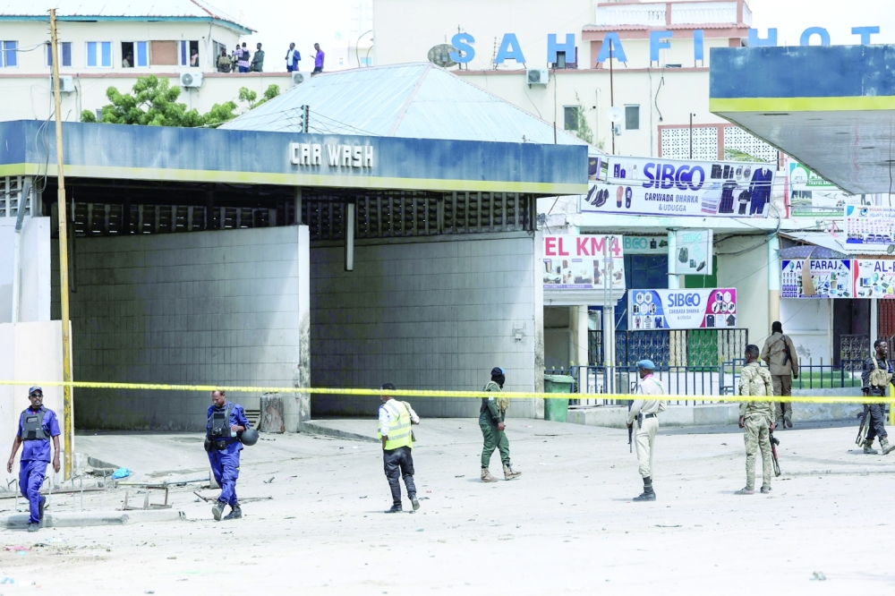 ضباط الأمن يقومون بدورية في موقع التفجيرات في مقديشو 