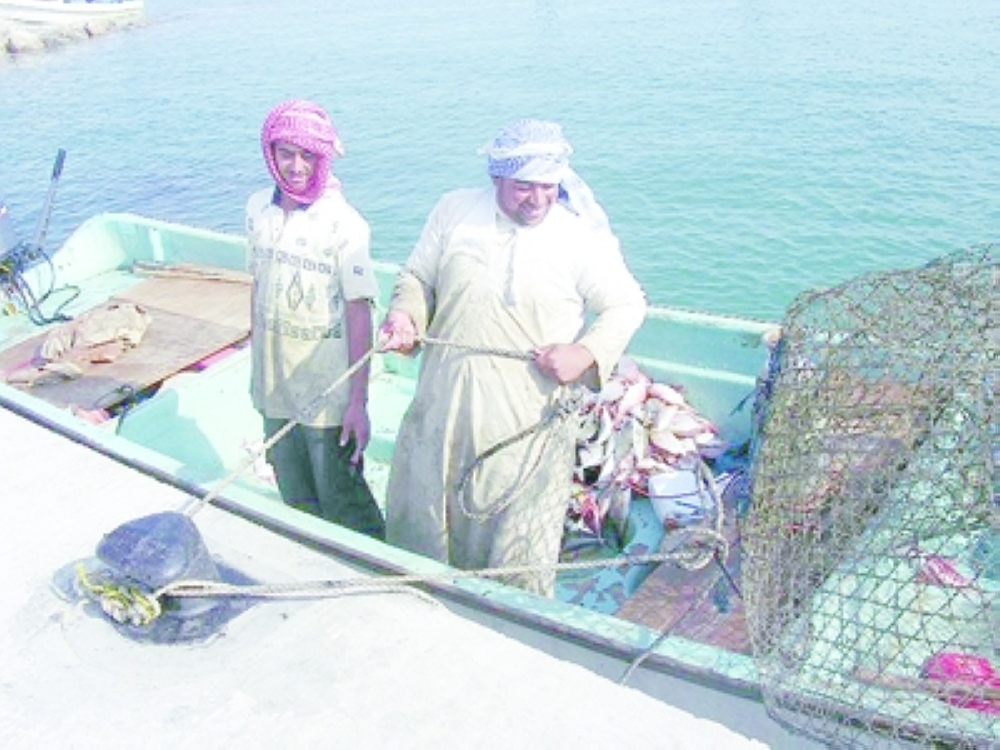 صيادون حرفيون في أحد سواحل سلطنة عمان