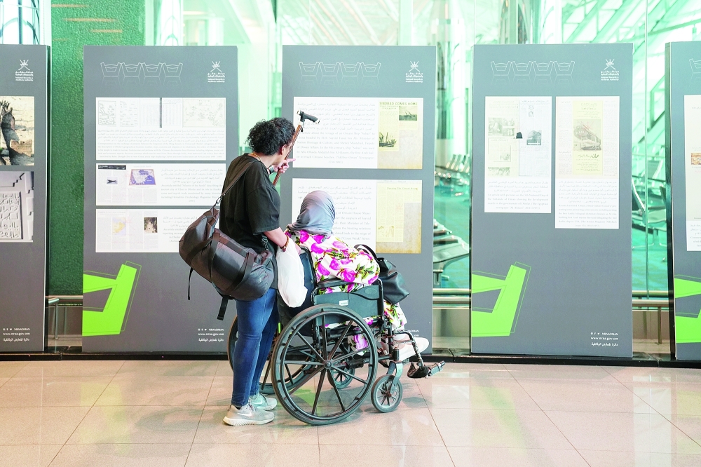 حرص الزوار المغادرين من مطار صلالة الدولي على متابعة محتويات المعرض