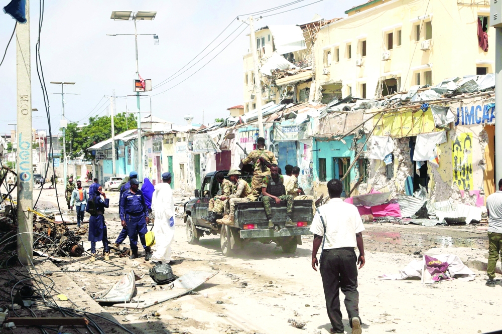 مسؤولو الشرطة والجيش يمشطون موقع الهجوم الذي تبته حركة الشباب  في مقديشو وأسفر عن 12 قتيلًا وعشرات المصابين                     