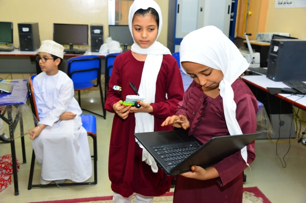 مشاريع طلابية في مختلف المجالات 4