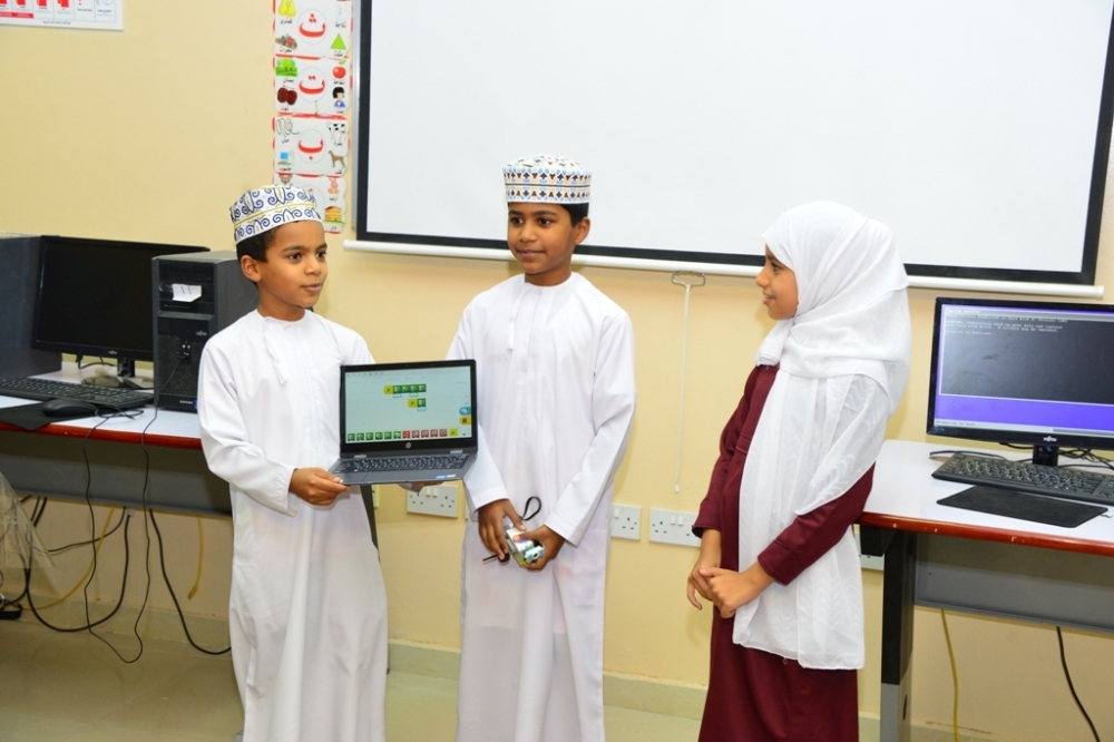 مشاريع طلابية في مختلف المجالات 5