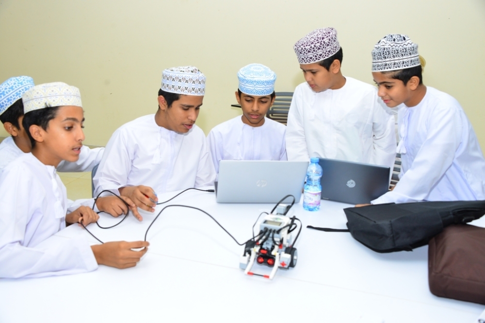 مشاريع طلابية في مختلف المجالات 6