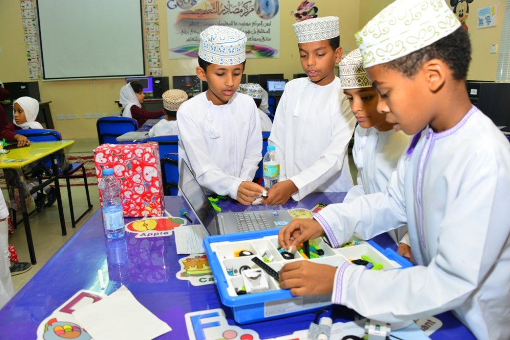 مشاريع طلابية في مختلف المجالات 8