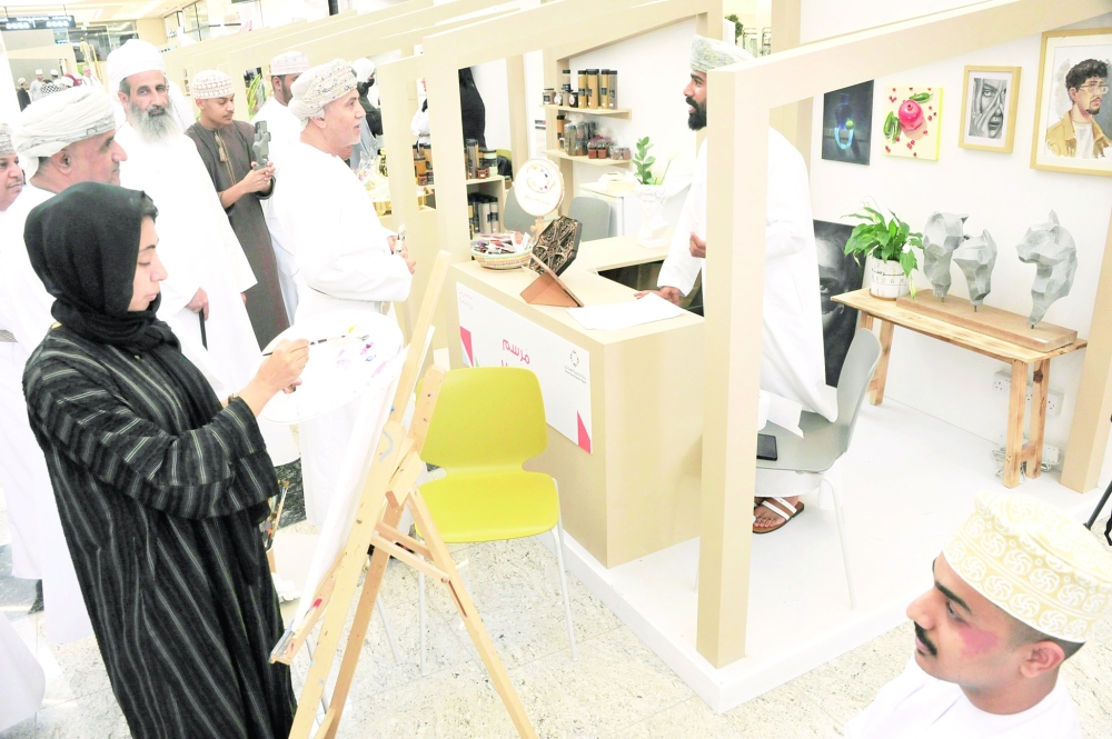 من إبراز مشاريع الشباب والتعريف بمنتجاتهم وخدماتهم وتسويقها للجمهور
تصوير - العمانية