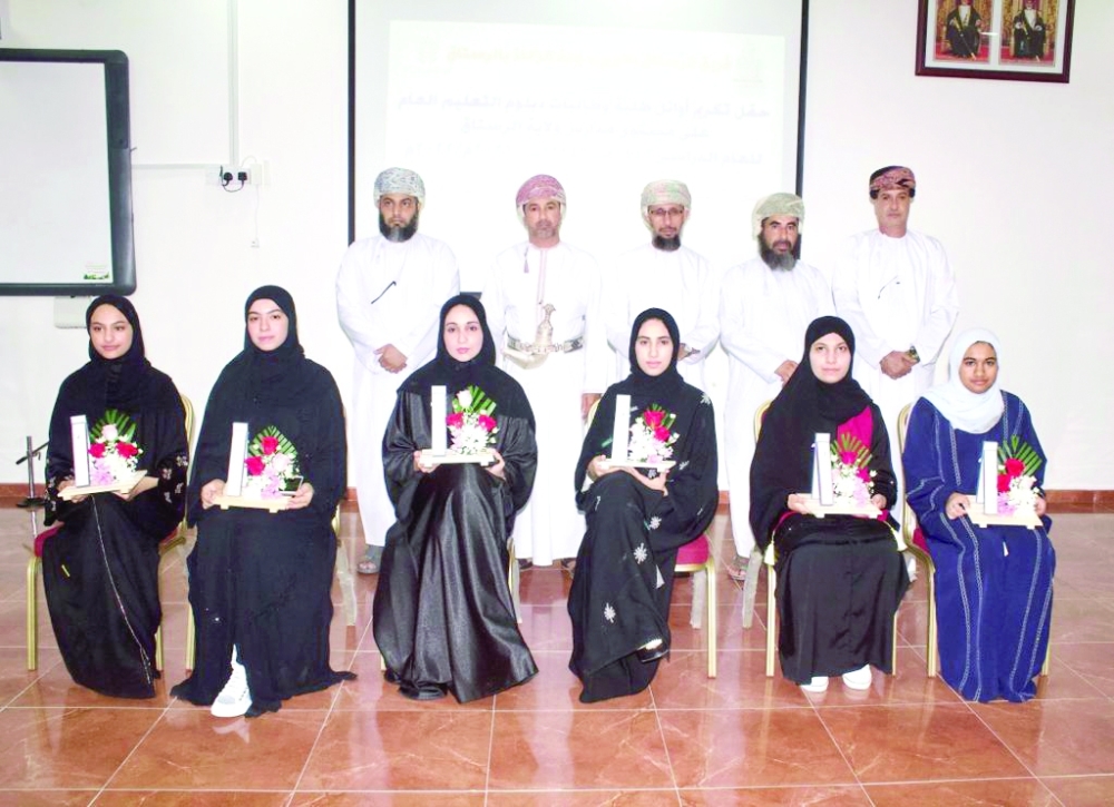 تكريم الطلبة المجيدين في الدبلوم العام